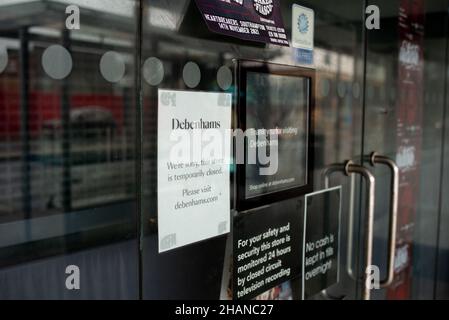 Schließung Zeichen auf Debenhams Kaufhaus Southampton UK nach der Marke ging in die Verwaltung. Stockfoto