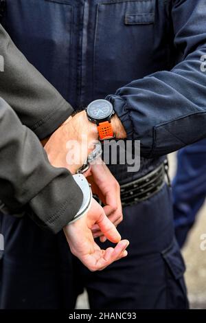 Tag der offenen Tür an der Nationalen Polizeiakademie Rouen-Oissel (Nordfrankreich) am 01. Oktober 2021. Polizist fesselt jemanden Stockfoto