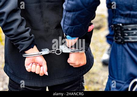 Tag der offenen Tür an der Nationalen Polizeiakademie Rouen-Oissel (Nordfrankreich) am 01. Oktober 2021. Polizist fesselt jemanden Stockfoto