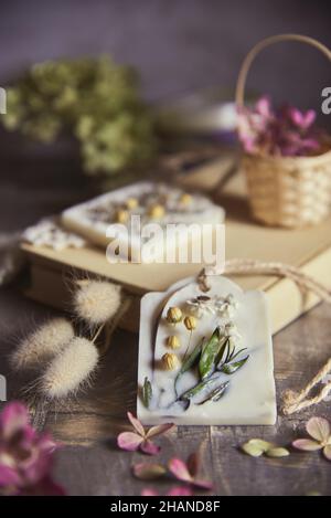 Aromabeutel. Heimdeko mit handgemachter Technik. Natürliche trendige Öko-Dekor aus Wachs. Blumendekor. Stockfoto