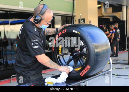 14th. Dezember 2021; Yas Marina Circuit, Abu Dhabi, Vereinigte Arabische Emirate: FIA Abu Dhabi F1 Test nach der Saison Pirelli und Jungfahrer, Tag 1: Pirelli C5 Compound Stockfoto