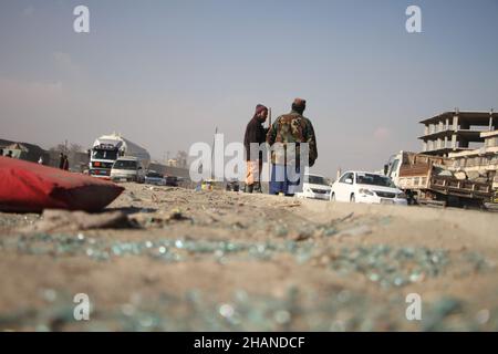 Kabul, Afghanistan. 14th Dez 2021. Das Foto vom 14. Dezember 2021 zeigt den Ort einer Explosion in Kabul, der Hauptstadt Afghanistans. Eine Person wurde getötet und zwei andere wurden verletzt, als am Dienstag der Polizeibezirk 8 der Stadt Kabul in Afghanistan durch eine Explosion erschüttert wurde, sagte der stellvertretende Innenminister Mohammad Ezam. Quelle: Saifurahman Safi/Xinhua/Alamy Live News Stockfoto