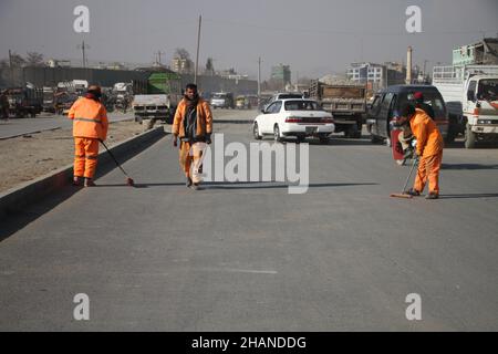 Kabul, Afghanistan. 14th Dez 2021. Mitarbeiter der afghanischen Gemeinde reinigen den Standort einer Explosion in Kabul, der Hauptstadt Afghanistans, am 14. Dezember 2021. Eine Person wurde getötet und zwei andere wurden verletzt, als am Dienstag der Polizeibezirk 8 der Stadt Kabul in Afghanistan durch eine Explosion erschüttert wurde, sagte der stellvertretende Innenminister Mohammad Ezam. Quelle: Saifurahman Safi/Xinhua/Alamy Live News Stockfoto