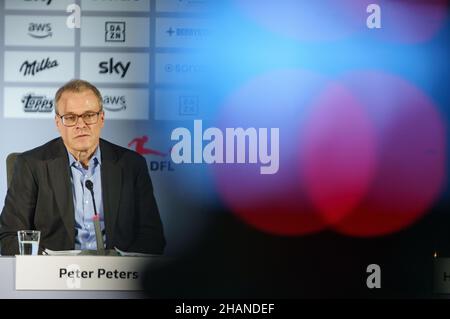 14. Dezember 2021, Hessen, Frankfurt/Main: Peter Peters, der scheidende Aufsichtsratsvorsitzende der Deutschen Fußball-Liga (DFL), sitzt im Anschluss an die DFL-Hauptversammlung in einem Hotel am Flughafen, wo inhaltliche und personelle Weichen für die Zukunft gestellt wurden. Foto: Frank Rumpenhorst/dpa Stockfoto