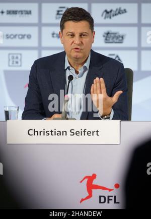 14. Dezember 2021, Hessen, Frankfurt/Main: Christian Seifert, scheidender Geschäftsführer der Deutschen Fußball Liga (DFL), spricht im Anschluss an die DFL-Hauptversammlung in einem Hotel am Flughafen, wo inhaltliche und personelle Weichen für die Zukunft gestellt wurden. Foto: Frank Rumpenhorst/dpa Stockfoto