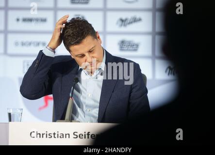 14. Dezember 2021, Hessen, Frankfurt/Main: Christian Seifert, scheidender Geschäftsführer der Deutschen Fußball Liga (DFL), sitzt im Anschluss an die DFL-Hauptversammlung in einem Hotel am Flughafen, wo inhaltliche und personelle Weichen für die Zukunft gestellt wurden. Foto: Frank Rumpenhorst/dpa Stockfoto