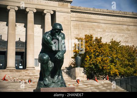 KANSAS CITY, USA - 07. Nov 2021: Der Denker, eine Bronzeskulptur von Auguste Rodin im Nelson Atkins Art Museum Stockfoto