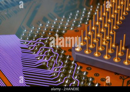 Makrofoto der Leiterplatte mit beleuchteten Drähten, Pin Grid Array und Prozessor mit goldenen Pins Stockfoto