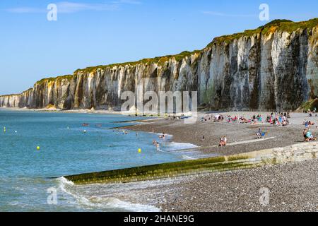 Saint-Valery-en-Caux (Nordfrankreich): Der Strand am Fuße der Klippen Stockfoto