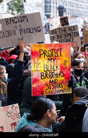 Schwarze Leben Materie Protestierende, die Plakate halten, schützen meine schwarzen Brüder und Schwestern in London 2020 Stockfoto