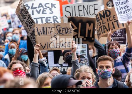 Schwarze Leben Materie Plakate in einer Menge von Demonstranten in London 2020 Stockfoto