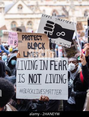 Schwarze Leben Materie Plakate in einer Menge von Demonstranten in London 2020 Stockfoto