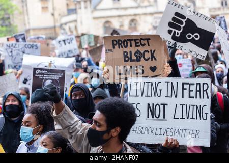 Schwarze Menschenleben spielen eine Rolle bei den Protestierenden mit vielen BLM-Schildern London 2020 Stockfoto