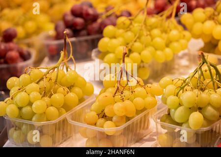 Nahaufnahme von leckeren saftigen Früchten auf dem Zentralmarkt in Valencia, Spanien Stockfoto