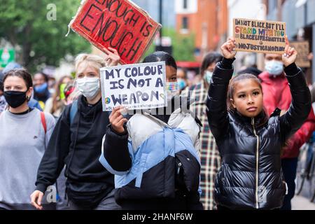 Weibliche BLM-Demonstranten mit meiner Farbe ist kein Waffenplakat London 2020 Stockfoto