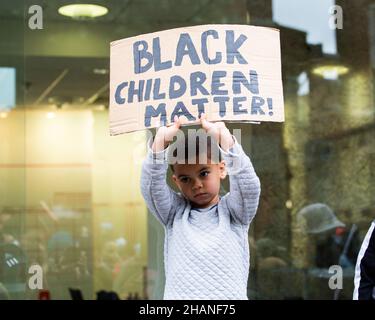 Kind BLM Protestor hält schwarze Kinder Materie Zeichen London 2020 Stockfoto