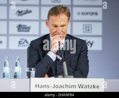 14. Dezember 2021, Hessen, Frankfurt/Main: Hans-Joachim Watzke, designierter Aufsichtsratsvorsitzender der Deutschen Fußball-Liga (DFL), sitzt nach der DFL-Hauptversammlung auf dem Podium bei einer Pressekonferenz, bei der inhaltlich und personell die Weichen für die Zukunft gestellt wurden. Foto: Frank Rumpenhorst/dpa Stockfoto