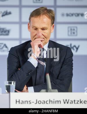 14. Dezember 2021, Hessen, Frankfurt/Main: Hans-Joachim Watzke, designierter Aufsichtsratsvorsitzender der Deutschen Fußball-Liga (DFL), sitzt nach der DFL-Hauptversammlung auf dem Podium bei einer Pressekonferenz, bei der inhaltlich und personell die Weichen für die Zukunft gestellt wurden. Foto: Frank Rumpenhorst/dpa Stockfoto