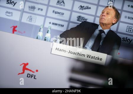 14. Dezember 2021, Hessen, Frankfurt/Main: Hans-Joachim Watzke, designierter Aufsichtsratsvorsitzender der Deutschen Fußball-Liga (DFL), sitzt nach der DFL-Hauptversammlung auf dem Podium bei einer Pressekonferenz, bei der inhaltlich und personell die Weichen für die Zukunft gestellt wurden. Foto: Frank Rumpenhorst/dpa Stockfoto