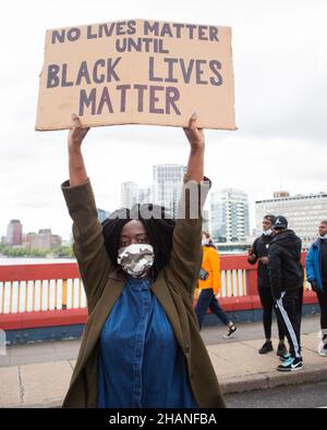 Black Lives Matter Protestor hält No Lives Matter bis Black Lives Matter Plakat London 2020 Stockfoto