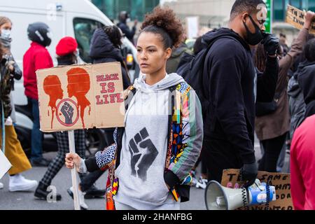 Schwarz lebt Materie Protestor hält schwarz ist Life Plakette London 2020 Stockfoto