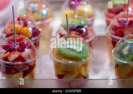 Nahaufnahme von leckeren saftigen Früchten auf dem Zentralmarkt in Valencia, Spanien Stockfoto