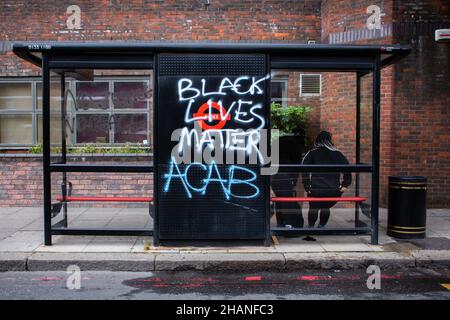 Black Lives Matter und ACAB Graffiti an der Londoner Bushaltestelle 2020 Stockfoto