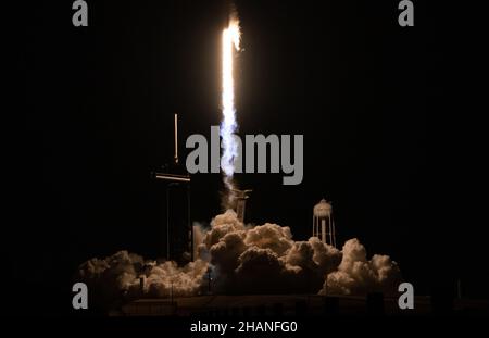 CAPE CANAVERAL, FLORIDA, USA - 09. Dezember 2021 - Eine SpaceX Falcon 9-Rakete startet mit der NASA-Sonde Imaging X-ray Polarimetry Explorer (IXPE) Stockfoto