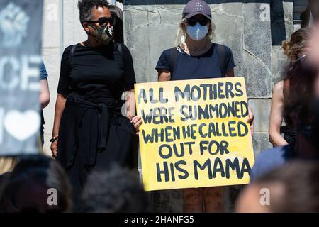 Black Lives Matter Demonstranten mit Zeichen alle Mütter wurden gerufen, als er für seine Mama Brighton 2020 rief Stockfoto