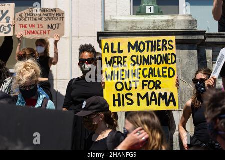 Black Lives Matter Demonstranten mit Zeichen alle Mütter wurden gerufen, als er für seine Mama Brighton 2020 rief Stockfoto