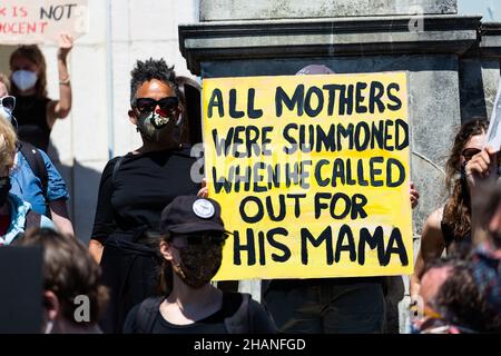 Black Lives Matter Protestierenden mit Zeichen Alle Mütter wurden gerufen, als er nach seiner Mama Brighton 2020 rief Stockfoto