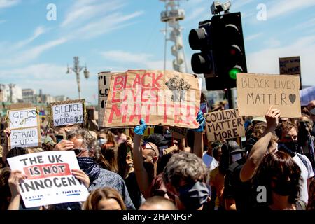 Black Lives Matter Demonstranten mit Plakaten in Brighton 2020 Stockfoto