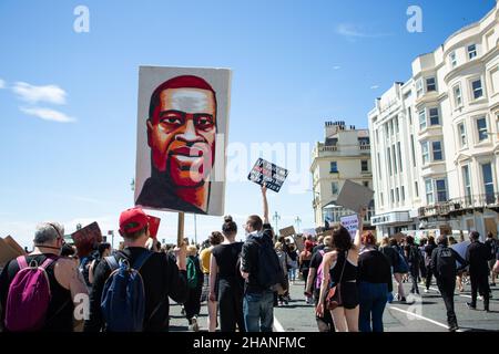 Black Lives Matter Demonstranten mit George Flloyd Plakat in Brighton 2020 Stockfoto