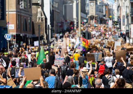 Black Lives Matter Demonstranten füllen die Straßen von Brighton 2020 Stockfoto