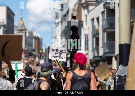 Schwarze Menschenleben Demonstranten, die die Straßen von Brighton mit Großbritannien füllen, sind nicht unschuldig Zeichen 2020 Stockfoto