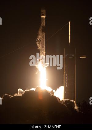 CAPE CANAVERAL, FLORIDA, USA - 09. Dezember 2021 - Eine SpaceX Falcon 9-Rakete startet mit der NASA-Sonde Imaging X-ray Polarimetry Explorer (IXPE) Stockfoto