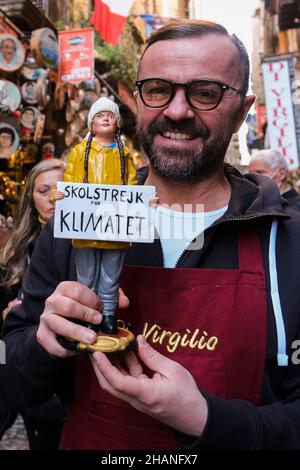 Eine Terracotta-Figur von Greta Thunberg, die vom italienischen Künstler Gennaro Di Virgilio, einem Experten für die Herstellung von Krippenfiguren, angefertigt wurde, kreiert er auch Werke zeitgenössischer Figuren Stockfoto