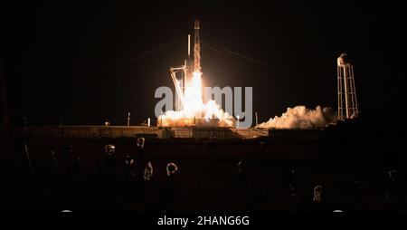 CAPE CANAVERAL, FLORIDA, USA - 09. Dezember 2021 - Eine SpaceX Falcon 9-Rakete startet mit der NASA-Sonde Imaging X-ray Polarimetry Explorer (IXPE) Stockfoto