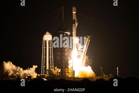CAPE CANAVERAL, FLORIDA, USA - 09. Dezember 2021 - Eine SpaceX Falcon 9-Rakete startet mit der NASA-Sonde Imaging X-ray Polarimetry Explorer (IXPE) Stockfoto