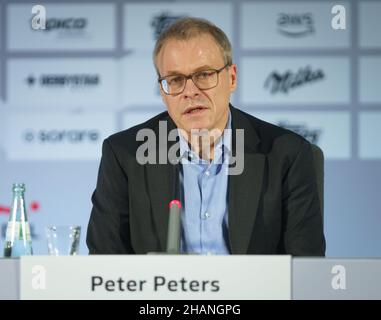 14. Dezember 2021, Hessen, Frankfurt/Main: Peter Peters, der scheidende Aufsichtsratsvorsitzende der Deutschen Fußball-Liga (DFL), spricht im Anschluss an die DFL-Hauptversammlung in einem Hotel am Flughafen, wo inhaltliche und personelle Weichen für die Zukunft gestellt wurden. Foto: Frank Rumpenhorst/dpa Stockfoto