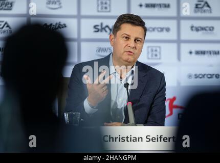 14. Dezember 2021, Hessen, Frankfurt/Main: Christian Seifert, scheidender Geschäftsführer der Deutschen Fußball Liga (DFL), spricht im Anschluss an die DFL-Hauptversammlung in einem Hotel am Flughafen, wo inhaltliche und personelle Weichen für die Zukunft gestellt wurden. Foto: Frank Rumpenhorst/dpa Stockfoto