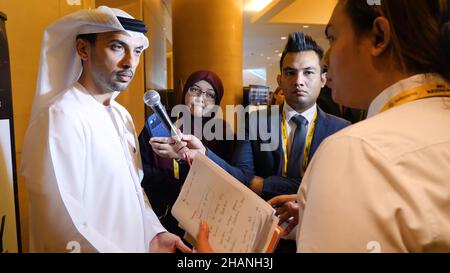 Vereinigte Arabische Emirate, Dubai - Oktober 2017: Reporter und arabischer Geschäftsmann. Geschäftsmann, der in Dubai ein Interview gibt. Stockfoto