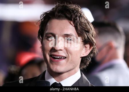 Westwood, Usa. 13th Dez 2021. WESTWOOD, LOS ANGELES, KALIFORNIEN, USA - 13. DEZEMBER: Der Schauspieler Tom Holland mit Prada-Anzug und Christian Louboutin-Schuhen kommt bei der Los Angeles-Premiere von Columbia Pictures' Spider-man: No Way Home' an, die am 13. Dezember 2021 im Regency Village Theatre in Westwood, Los Angeles, Kalifornien, USA, stattfand. (Foto: Xavier Collin/Image Press Agency/Sipa USA) Quelle: SIPA USA/Alamy Live News Stockfoto