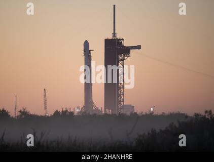 CAPE CANAVERAL, FLORIDA, USA - 08. Dezember 2021 - Eine SpaceX Falcon 9-Rakete mit der NASA-Raumsonde Imaging X-ray Polarimetry Explorer (IXPE) an Bord Stockfoto