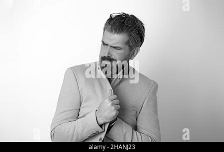 Der bärtige Mann des Unternehmens fühlte die Kälte. Stockfoto