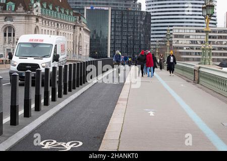 Radfahrer werden auf den neu installierten Radwegen auf der Westminster Bridge in London gesehen, während der Londoner Bürgermeister Sadiq Khan versucht, grünes Reisen zu fördern Stockfoto