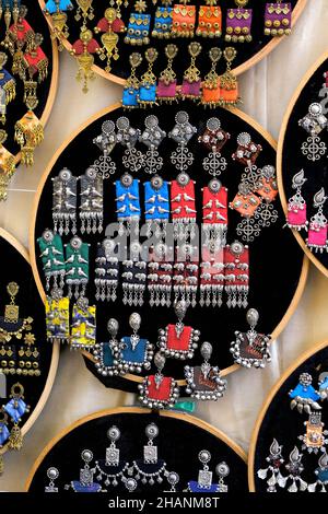 Indischer traditioneller Schmuck, der in einem Straßenladen zum Verkauf in Pune, Maharashtra, ausgestellt ist. Indische Kunst, traditioneller indischer Schmuck. Stockfoto