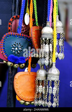 Indischer traditioneller Schmuck, der in einem Straßenladen zum Verkauf in Pune, Maharashtra, ausgestellt ist. Indische Kunst, traditioneller indischer Schmuck. Stockfoto