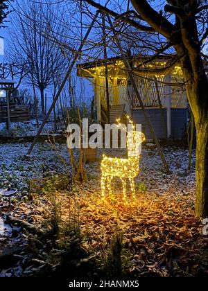 Winterliche Dekorationen im Garten, Weihnachtszeit mit Weihnachtsdekoration im Freien Stockfoto