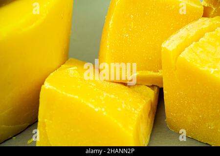 Große Stücke von natürlichem Bienenwachs, Nahaufnahme, Rohstoffe für Kerzen Stockfoto